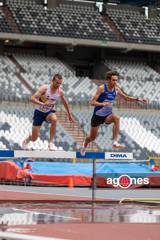 Tibo Vanleke clearing a barrier in stadium competition.