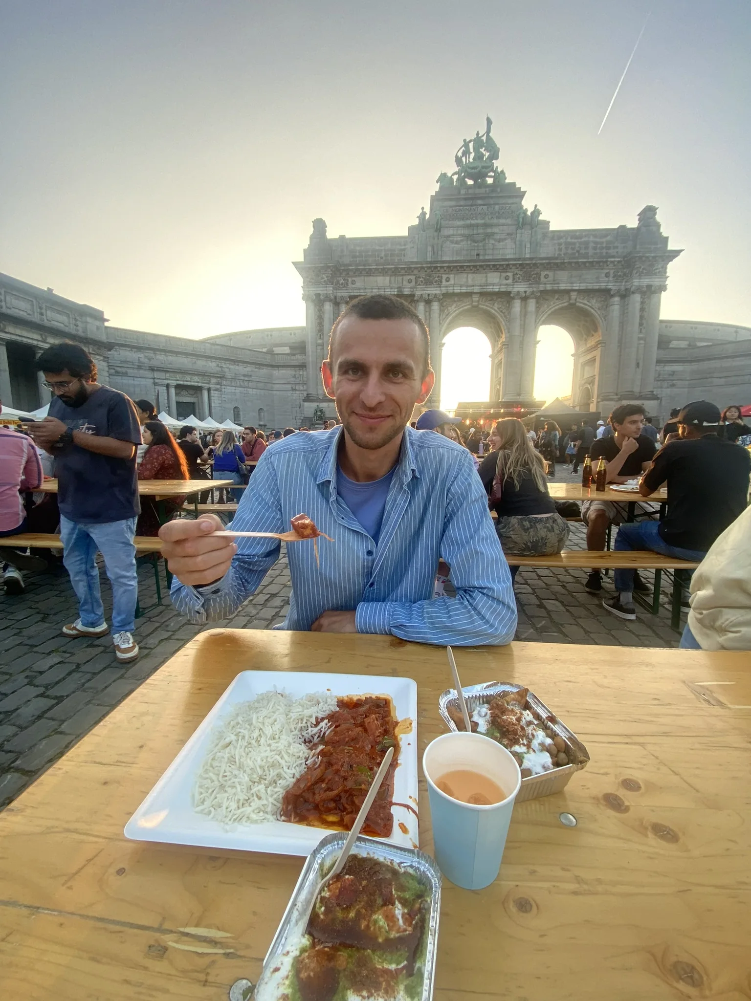 Tibo Vanleke sharing an outdoor meal at Brussels' Cinquantenaire.