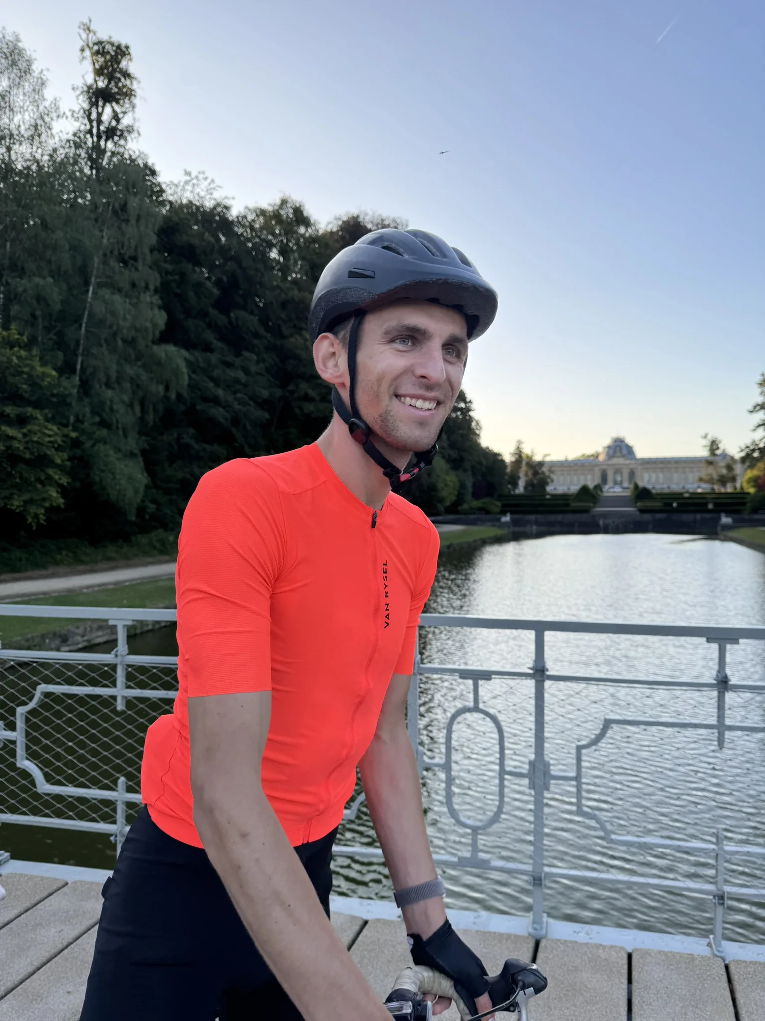 Tibo Vanleke smiling beside his bicycle.